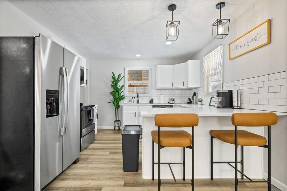 Kitchen or kitchenette, minibar, oven, stove, toaster