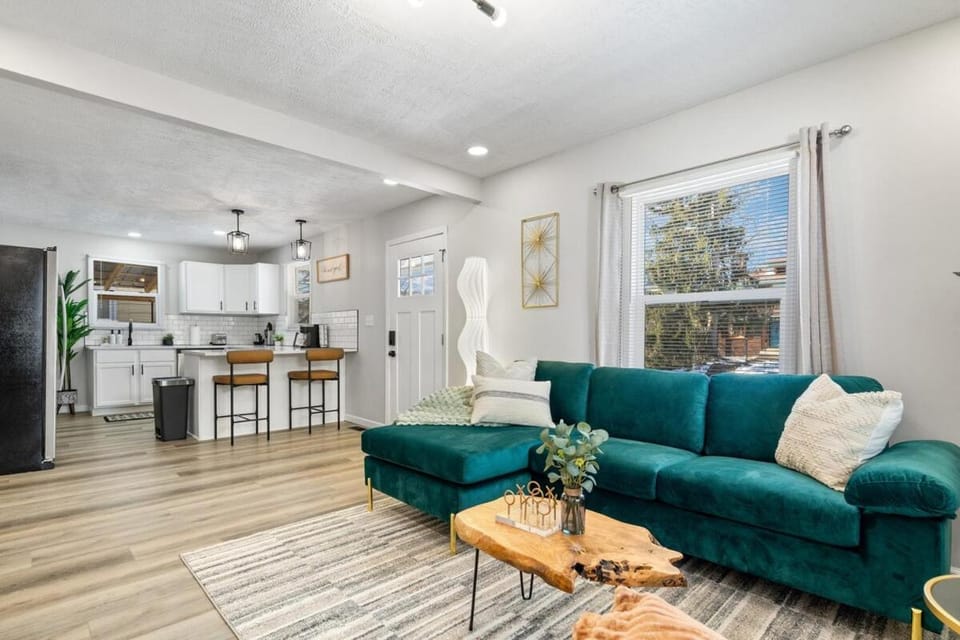 Kitchen or kitchenette, Living room, Seating area, minibar