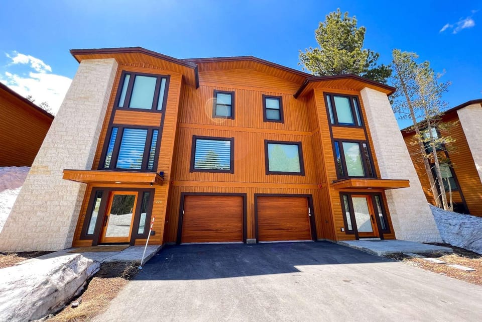 Obsidian Dreaming - On the Sierra Star Golf Course House in Mammoth Lakes