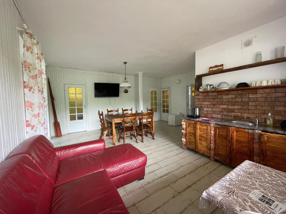 Communal lounge/ TV room, TV and multimedia, Kitchen or kitchenette, Living room, Seating area, Dining area, Evening entertainment, minibar, oven, pet friendly