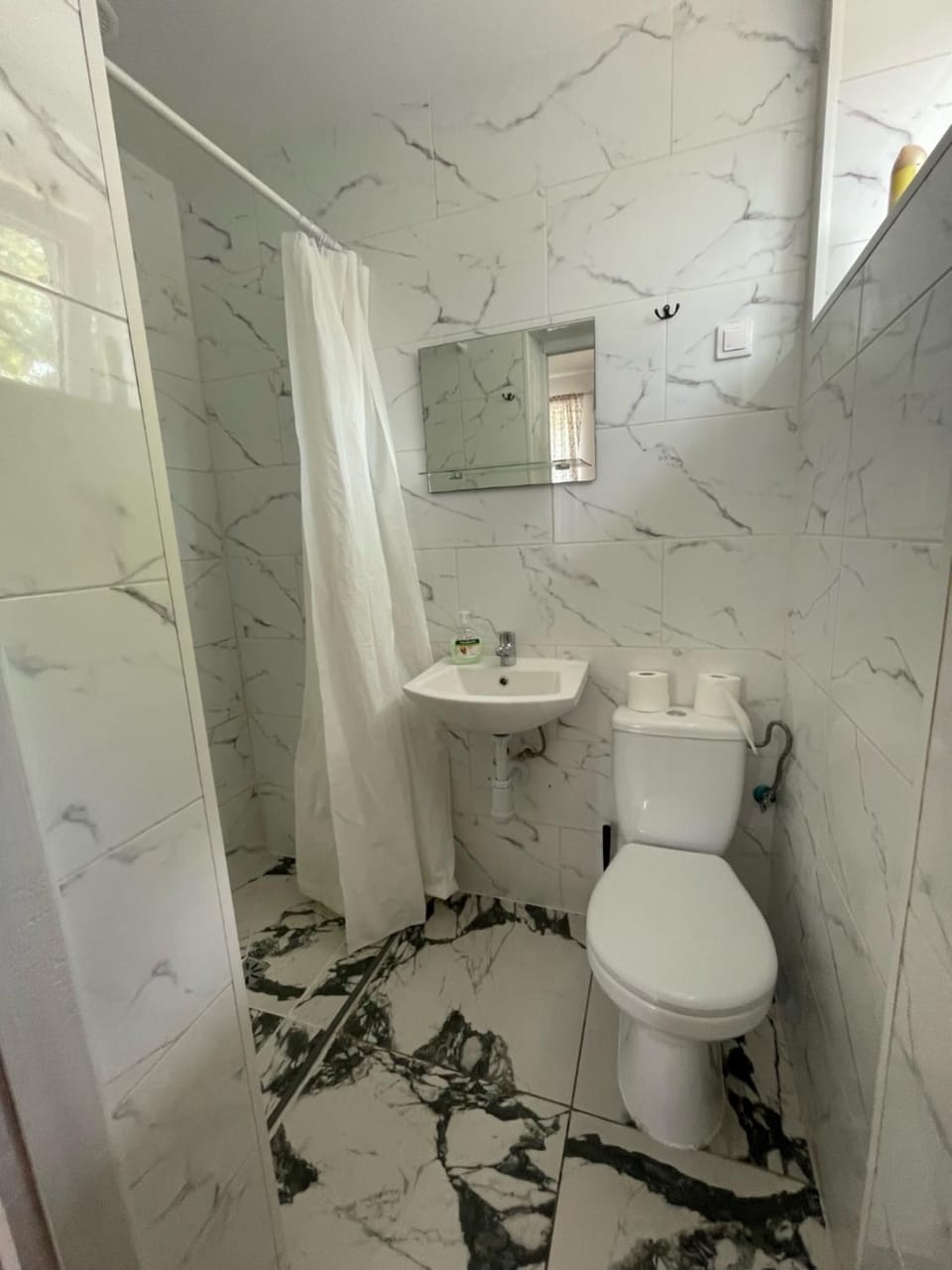 Shower, Toilet, Bathroom, towels