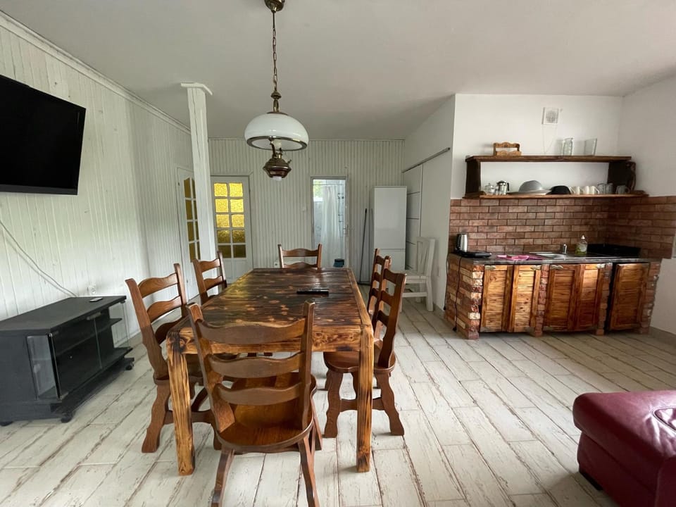 Communal lounge/ TV room, TV and multimedia, Kitchen or kitchenette, Living room, Seating area, Dining area, Evening entertainment, minibar, oven, pet friendly