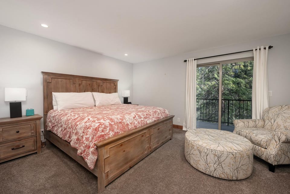 Bed, Natural landscape, Balcony/Terrace, Seating area, Bedroom, furniture