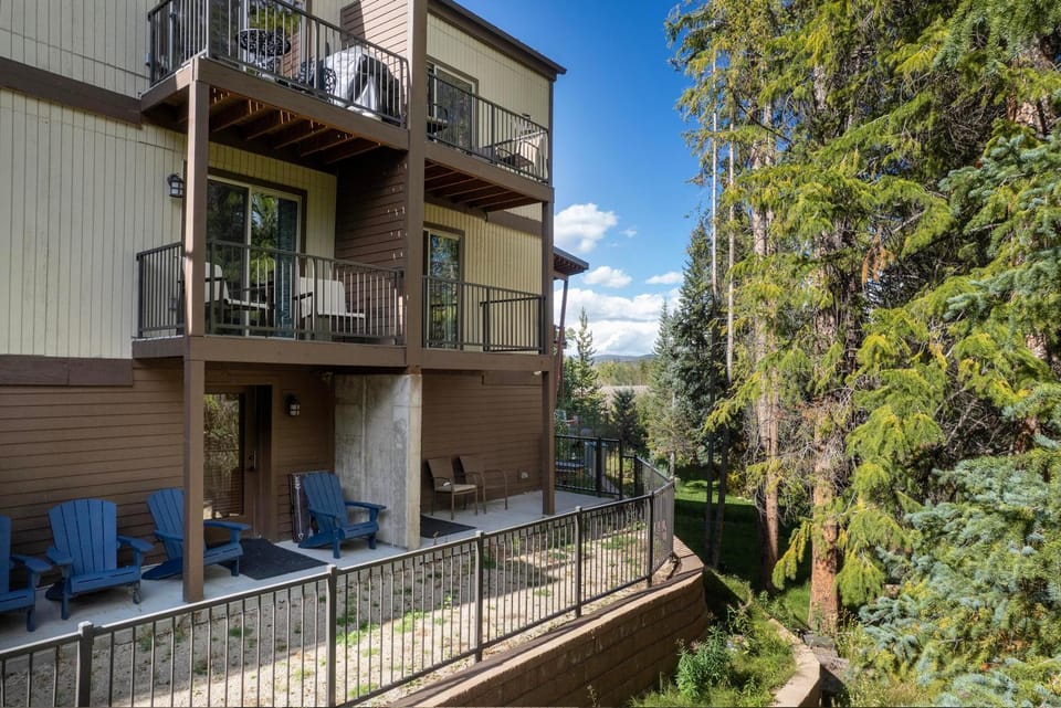 Property building, Patio, Day, Natural landscape, Balcony/Terrace, Seating area, furniture