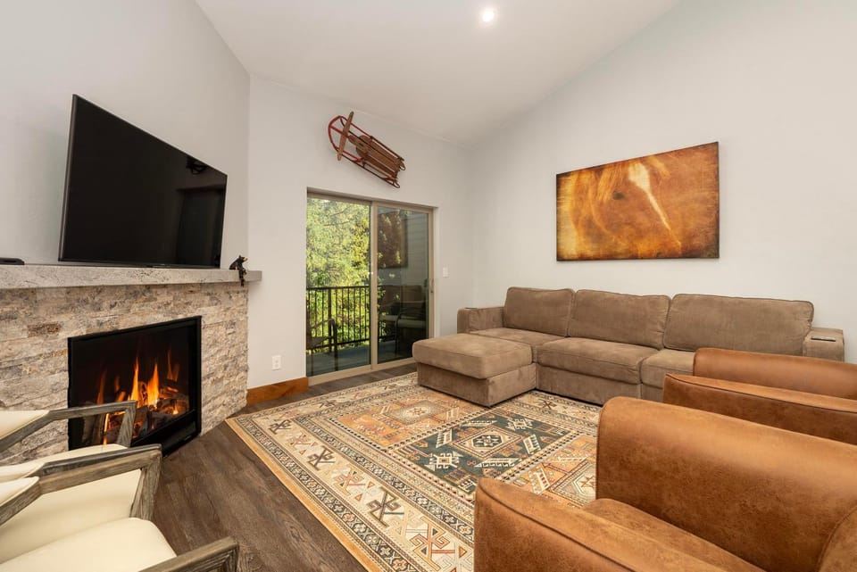 TV and multimedia, Balcony/Terrace, Living room, Mountain view, fireplace, furniture