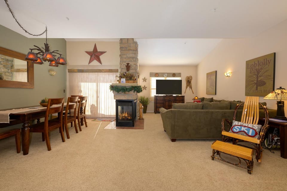TV and multimedia, Living room, Seating area, Dining area, fireplace, furniture