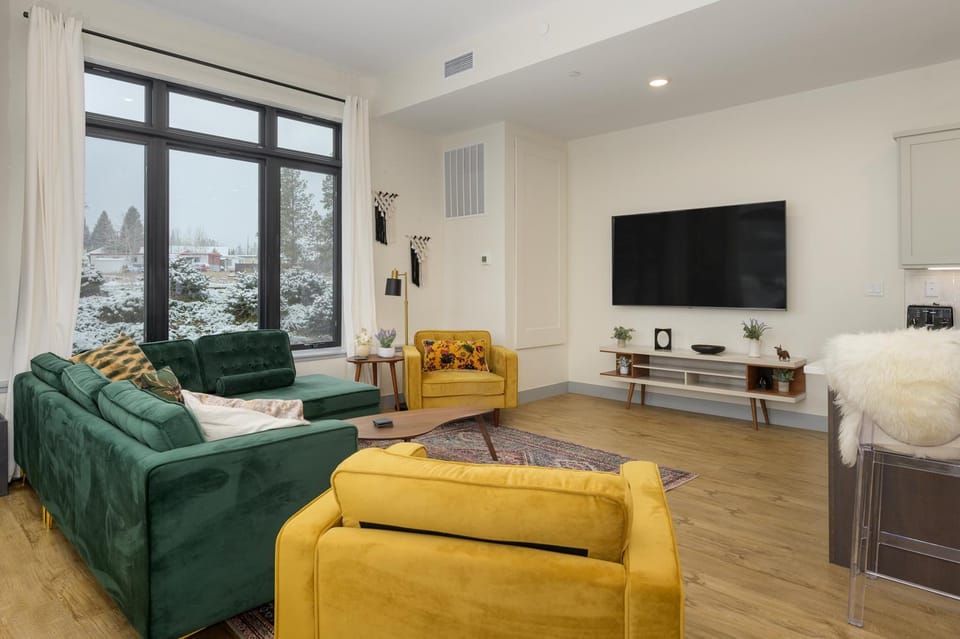 Day, Winter, TV and multimedia, Living room, furniture, air conditioner