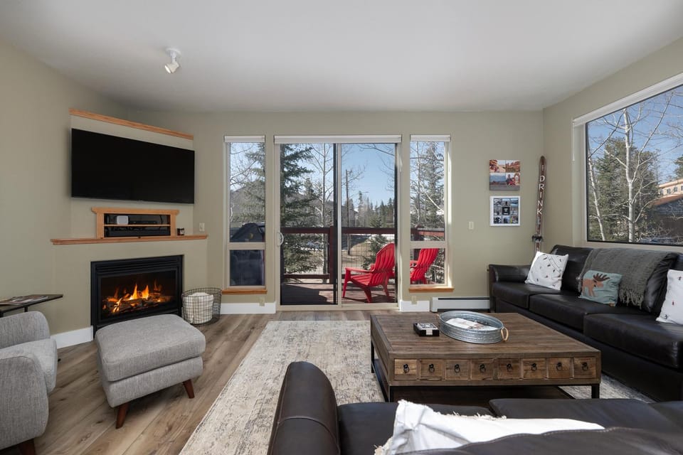 Natural landscape, TV and multimedia, View (from property/room), Balcony/Terrace, Living room, Seating area, fireplace, furniture