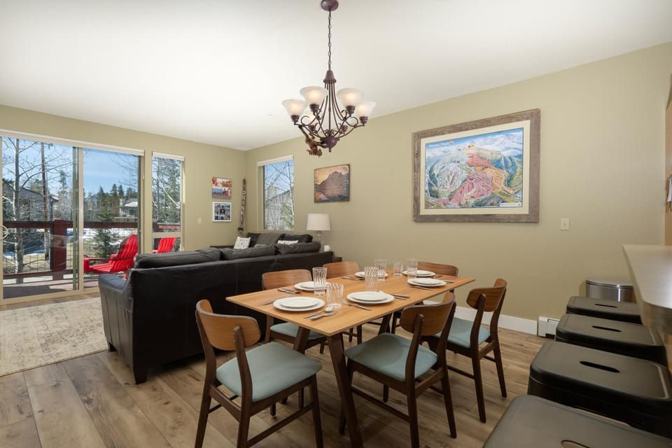 View (from property/room), Living room, Dining area, Mountain view, furniture
