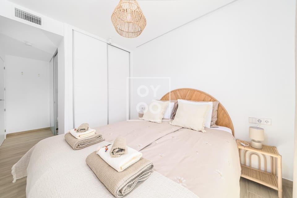 Bed, Bedroom, towels