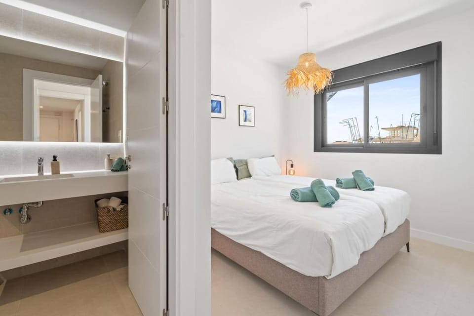 Bed, Bathroom, Bedroom, towels