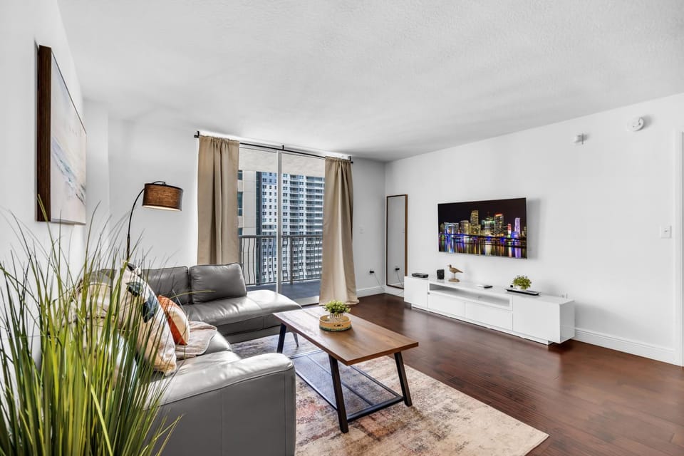 Relaxing 1-Bed Condo With City Views in Brickell Key Apartment in Brickell
