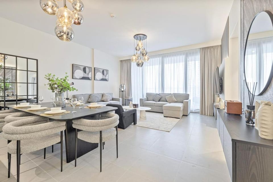 Mahogany 8 - 4BR 14PAX - Burj Khalifa View Central Apartment in Dubai