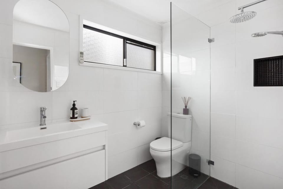 Shower, Toilet, Bathroom, towels