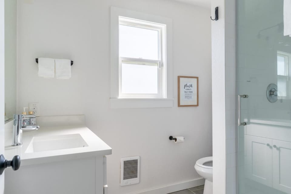 Cozy Pet friendly Downstairs Retreat in Seattle House in Seattle