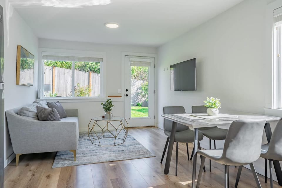Cozy Pet friendly Downstairs Retreat in Seattle House in Seattle
