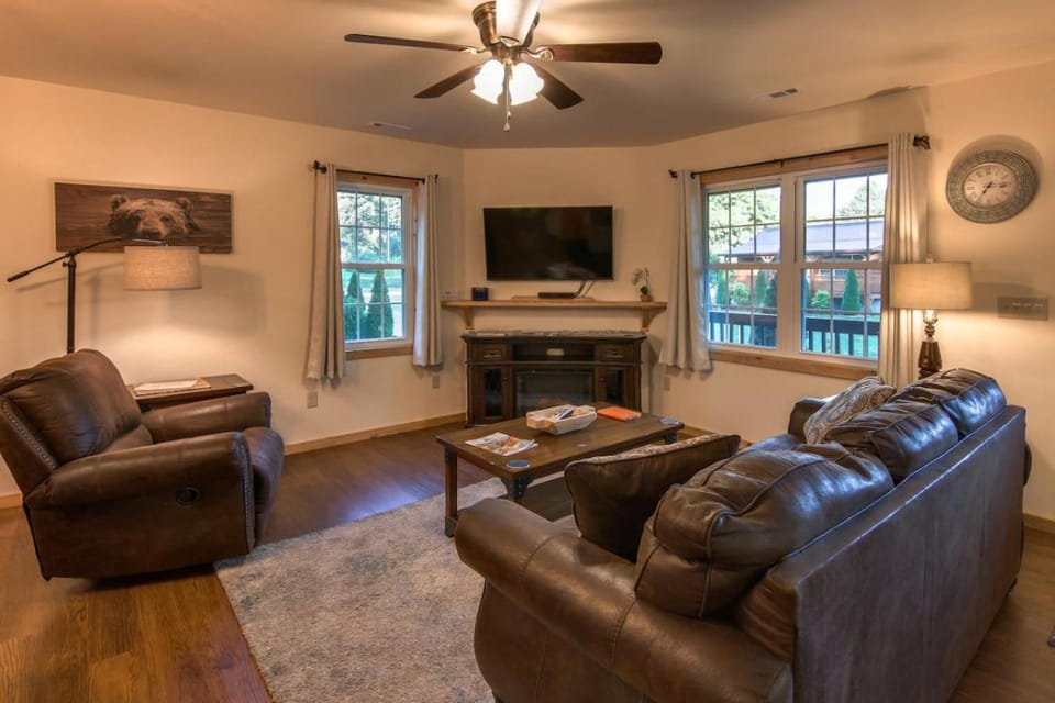 Cozy Smoky Mtn Cabin Pointing to Fun and Relaxation Cabin in Swain County