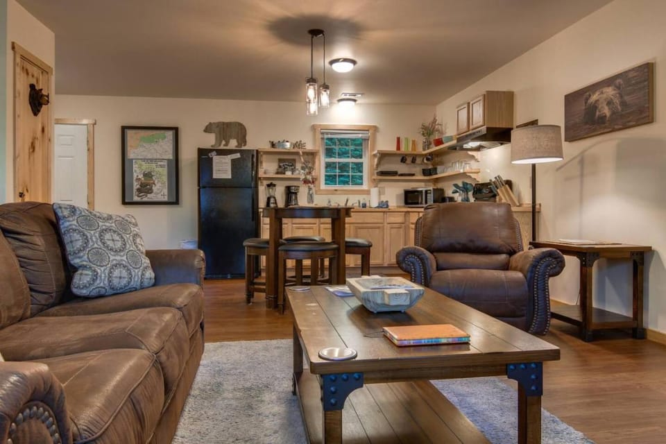 Cozy Smoky Mtn Cabin Pointing to Fun and Relaxation Cabin in Swain County