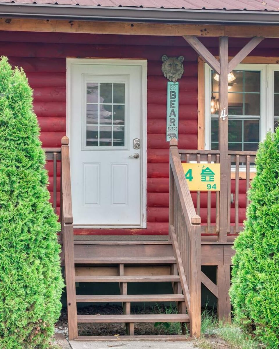 Cozy Smoky Mtn Cabin Pointing to Fun and Relaxation Cabin in Swain County