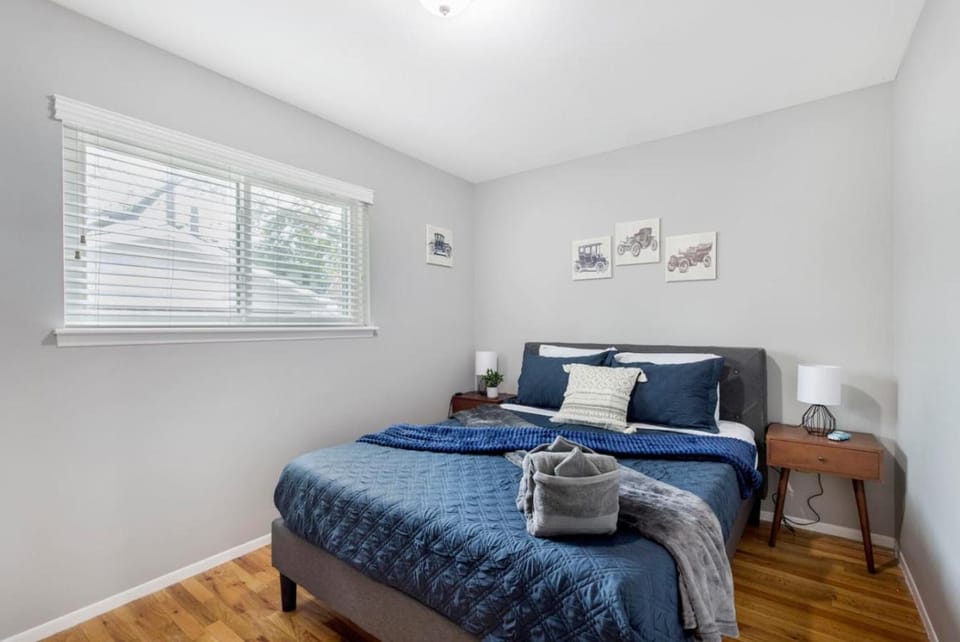 Cozy 3BR Royal Oak Home Near Downtown with Yard House in Royal Oak