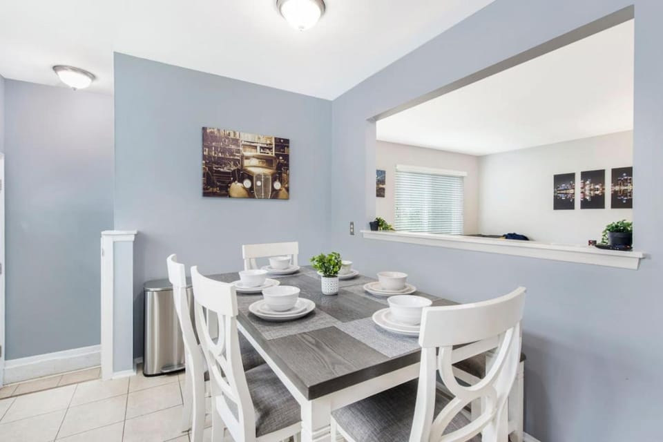 Cozy 3BR Royal Oak Home Near Downtown with Yard House in Royal Oak