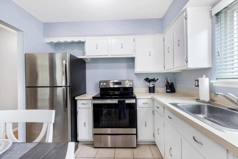 Cozy 3BR Royal Oak Home Near Downtown with Yard House in Royal Oak