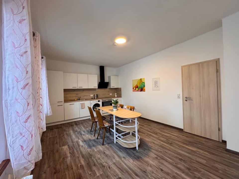Kitchen or kitchenette, Dining area, stove