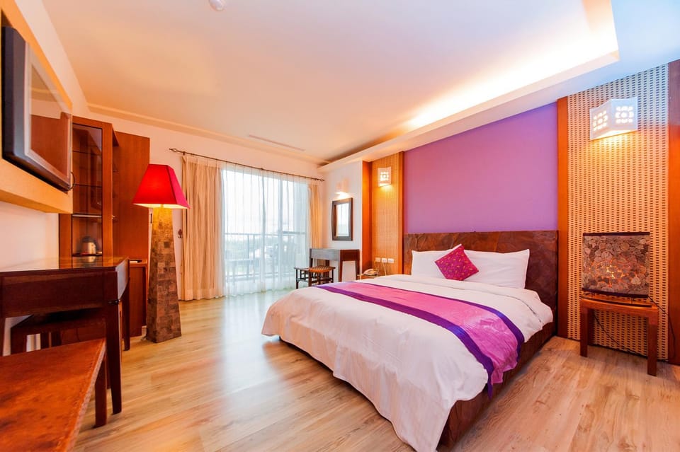 Shower, Bed, Photo of the whole room, Bedroom