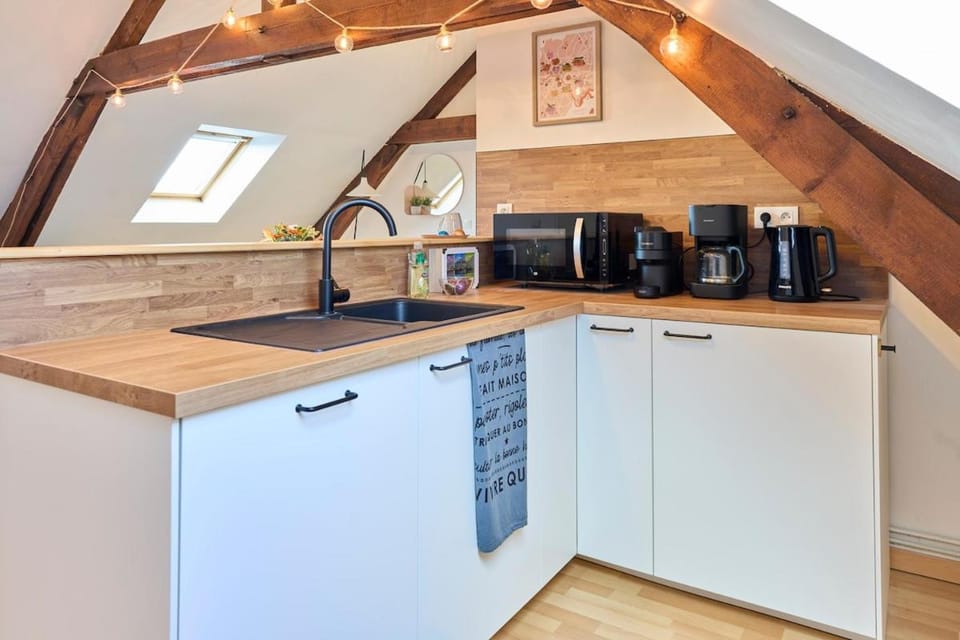 Coffee/tea facilities, dishwasher, stove, toaster, kitchen