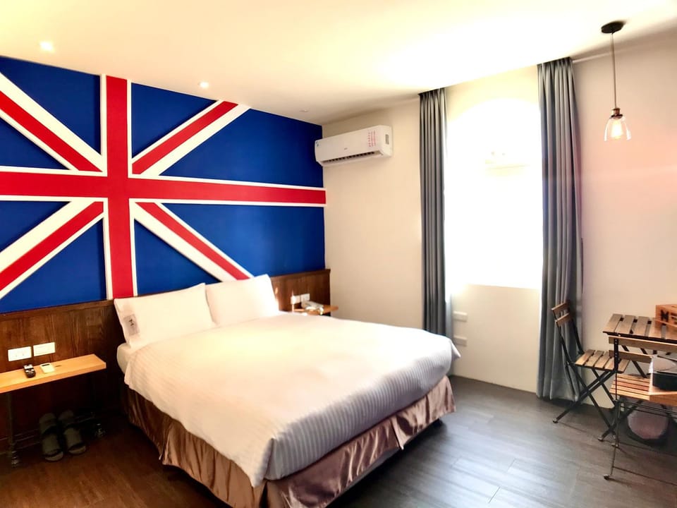 Shower, Bed, Natural landscape, TV and multimedia, Photo of the whole room, Dining area, Bedroom
