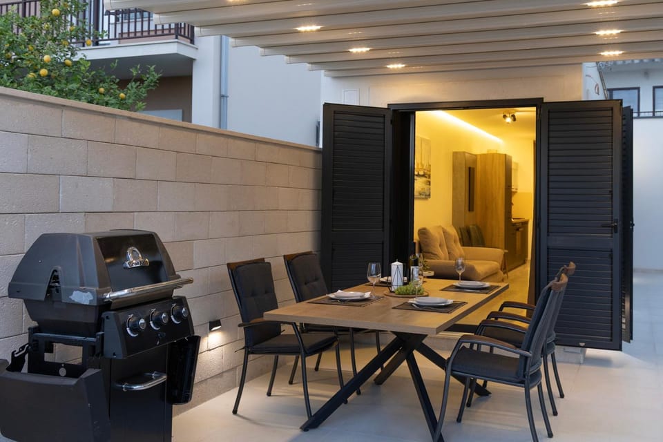 Patio, BBQ facilities, Seating area, Dining area