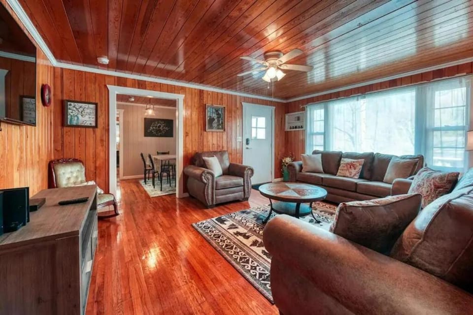 Gatlinburgs Cozy Rose by Avada Properties House in Gatlinburg