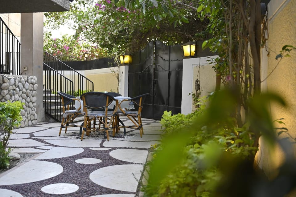 Property building, Day, Garden, Seating area, Dining area, Garden view