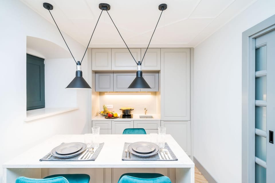 Kitchen or kitchenette, Dining area