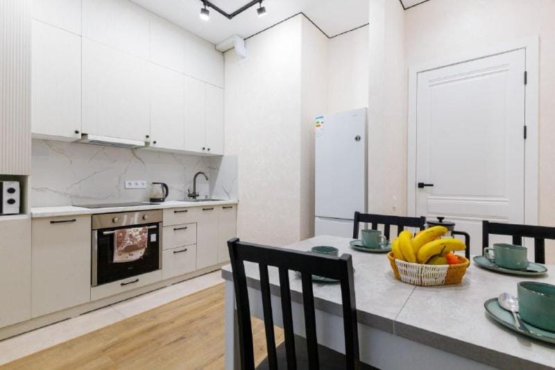Kitchen or kitchenette, Dining area, oven, stove