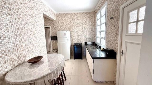 Kitchen or kitchenette, Dining area, oven, pet friendly, stove