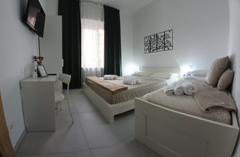 Bed, TV and multimedia, Photo of the whole room, Bedroom, towels