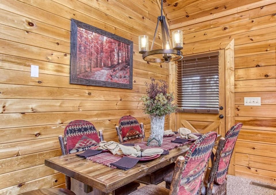 Cubs Cozy Den by Avada Properties House in Sevierville