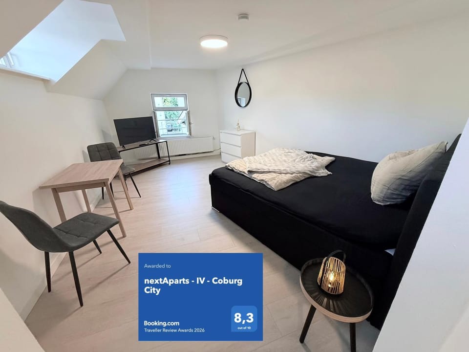 TV and multimedia, Living room, Seating area, Evening entertainment