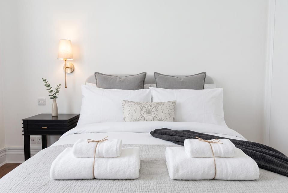 Bed, Bedroom, towels