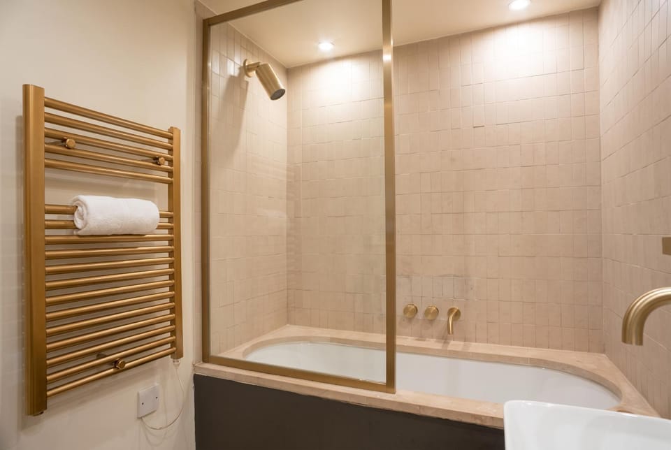 Bathroom, Bath, towels