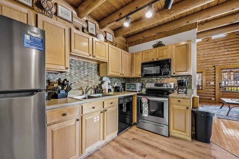 Cozy Bear Cove by Avada Properties House in Pigeon Forge