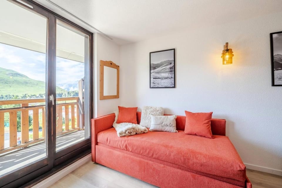Bed, Living room, Bedroom, fireplace