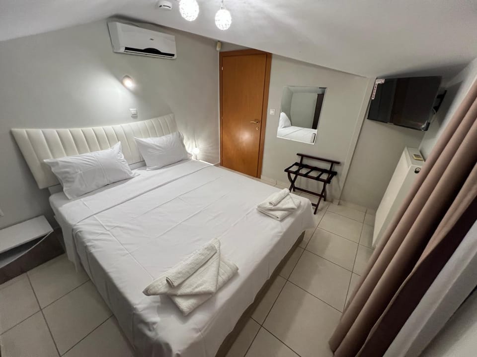 Bed, TV and multimedia, Bedroom