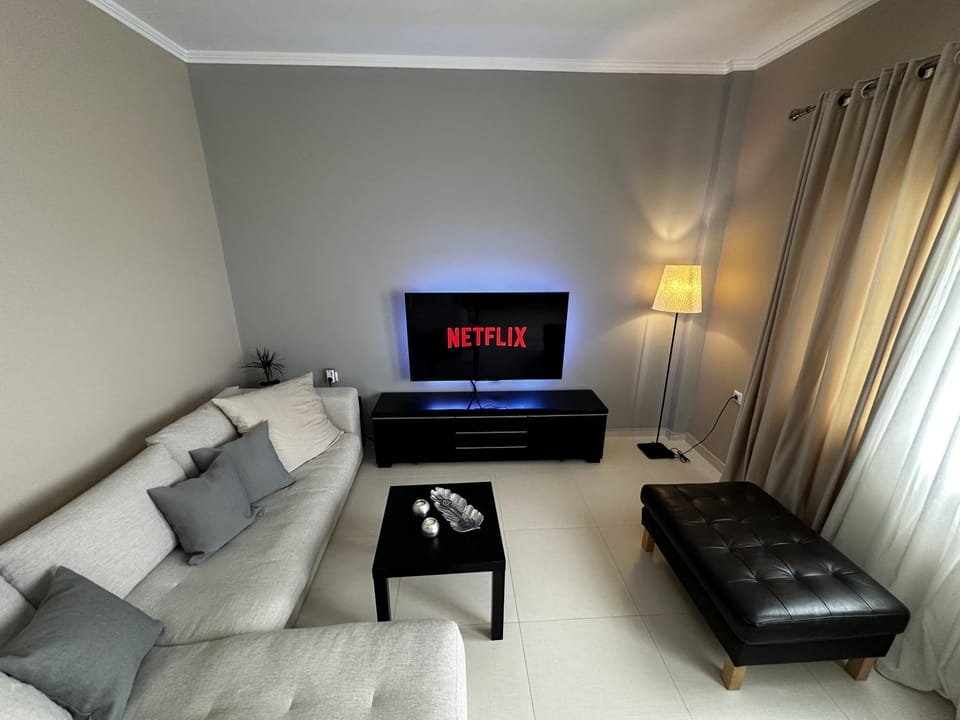 TV and multimedia, Living room, Decorative detail, Seating area, Evening entertainment, Area and facilities, Entertainment, Family, air conditioner