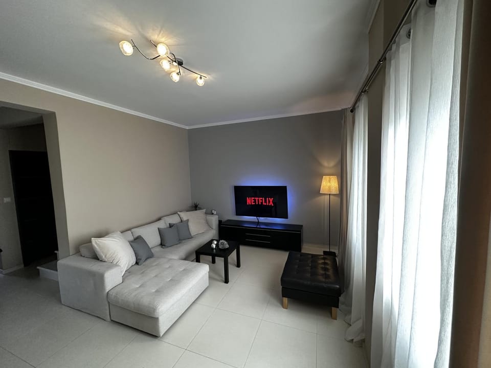 TV and multimedia, Living room, Seating area, Evening entertainment