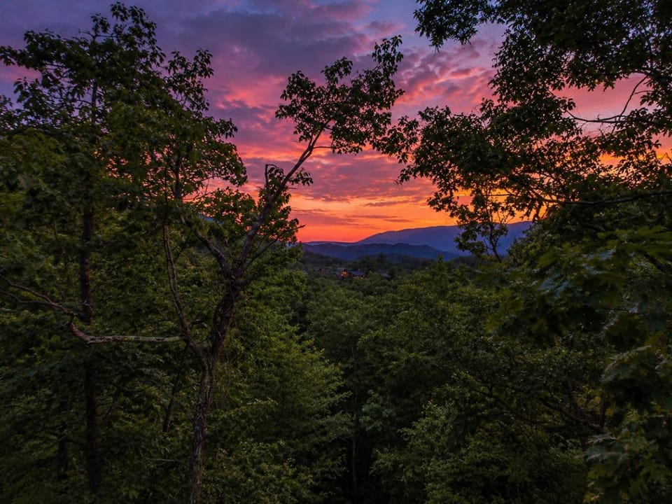 Sky View Lodge, free tickets, no catch! Chalet in Pigeon Forge