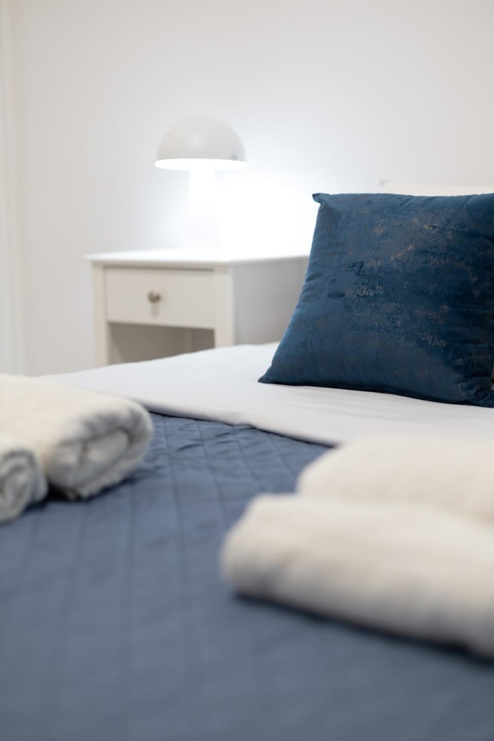 Bed, Bedroom, towels