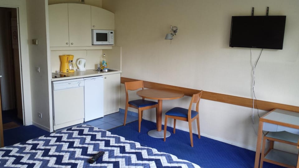 Photo of the whole room, Dining area