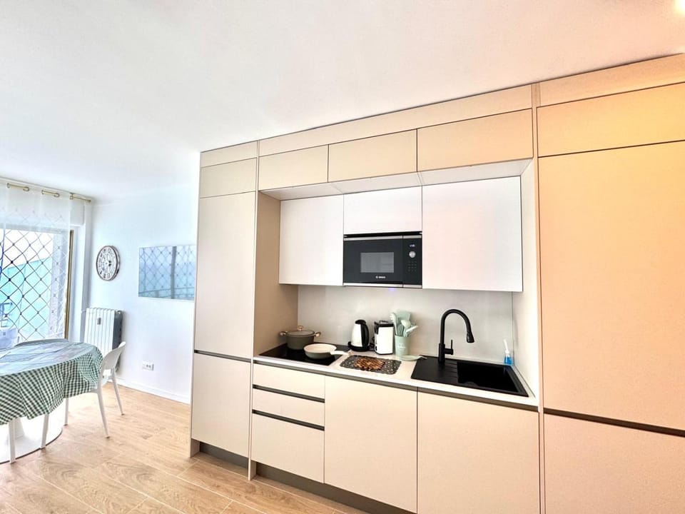 Coffee/tea facilities, Kitchen or kitchenette, Dining area, stove, toaster